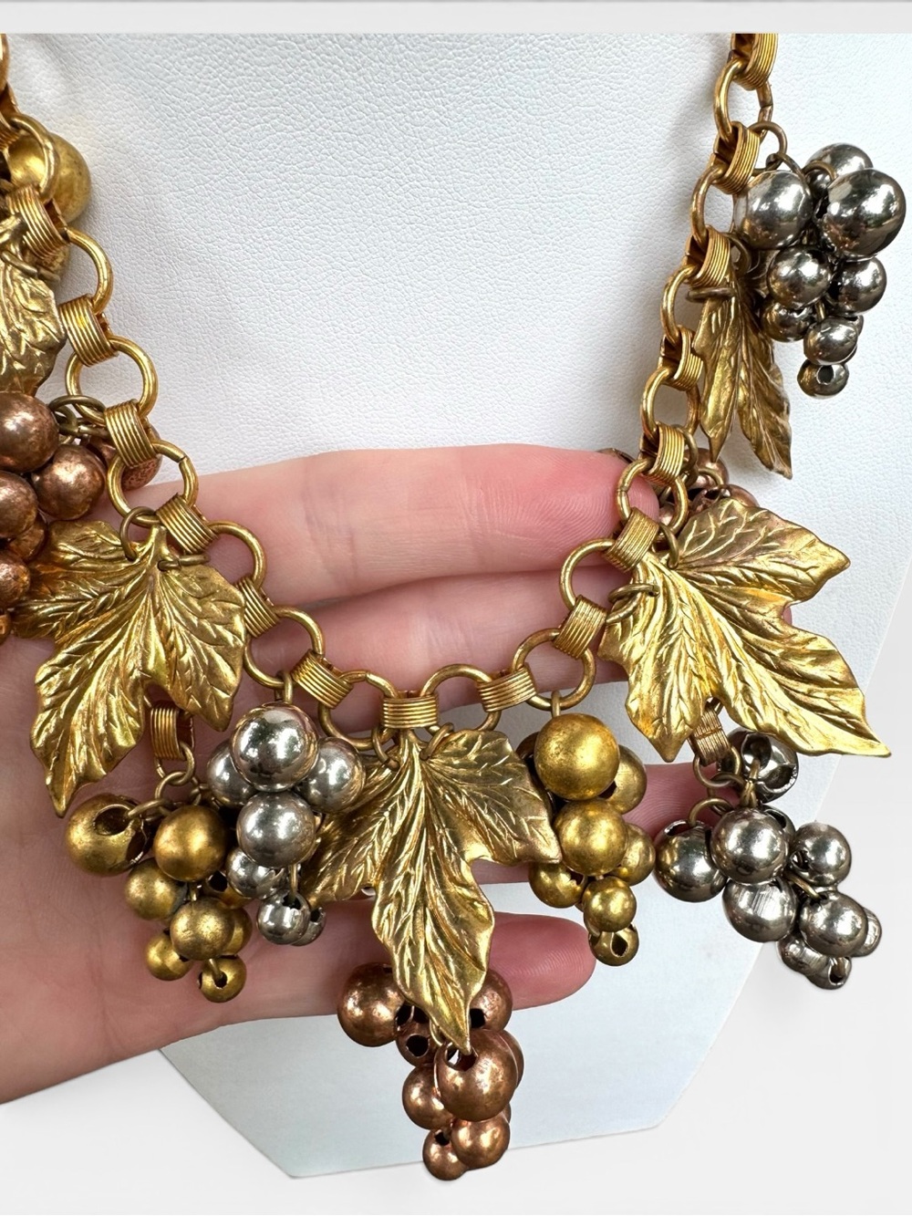 VINTAGE 1940s Copper, Gold-tone, & Silver-tone Grape Cluster Book-chain Necklace - Picture 9 of 11